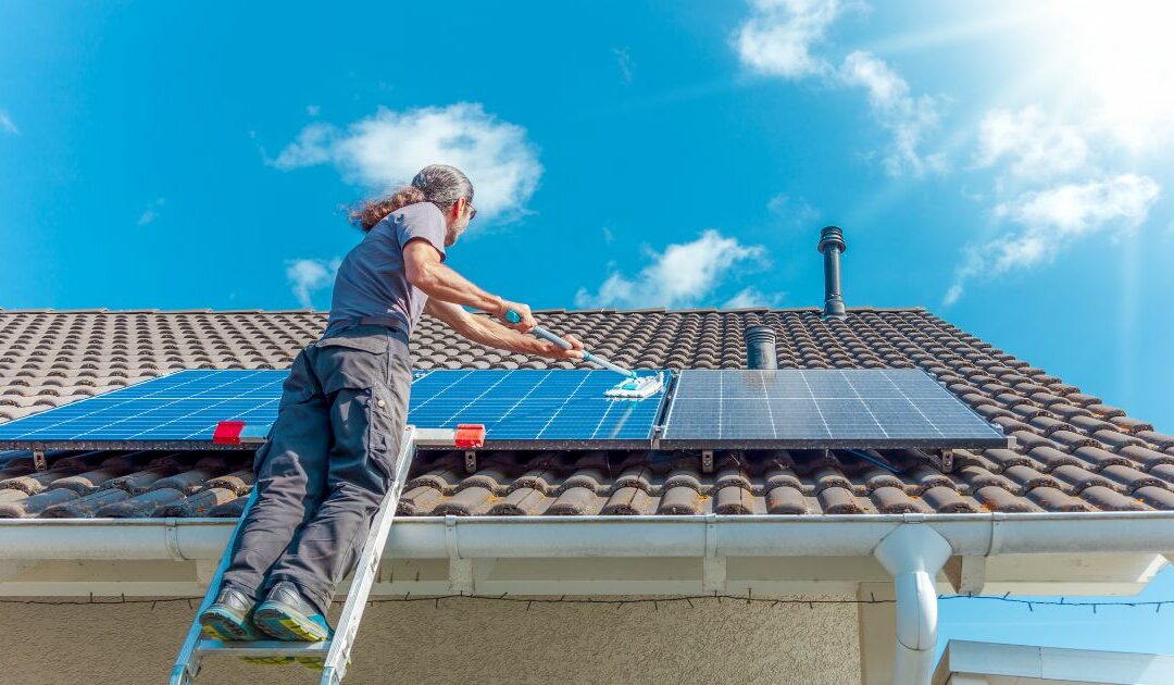 Quando pulire i pannelli fotovoltaici: guida completa per massimizzare l’efficienza